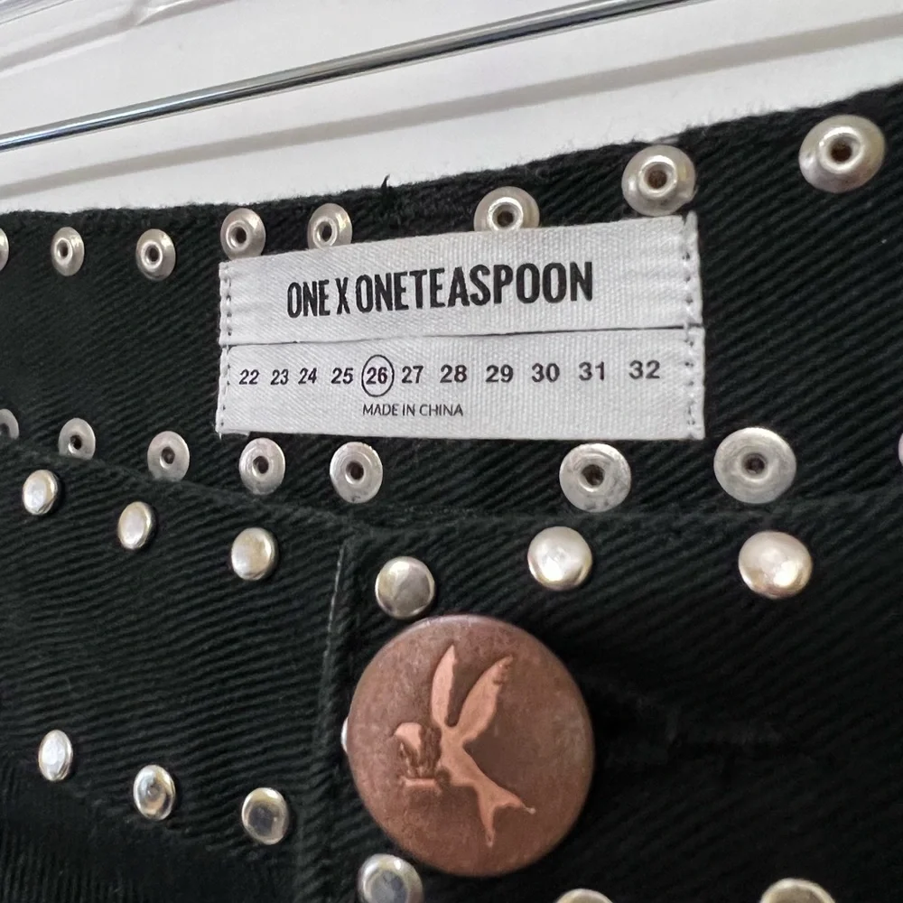 One Teaspoon Bandits Low Rise Relaxed Black Denim Floral Embroidered Shorts 26 - Picture 4 of 11